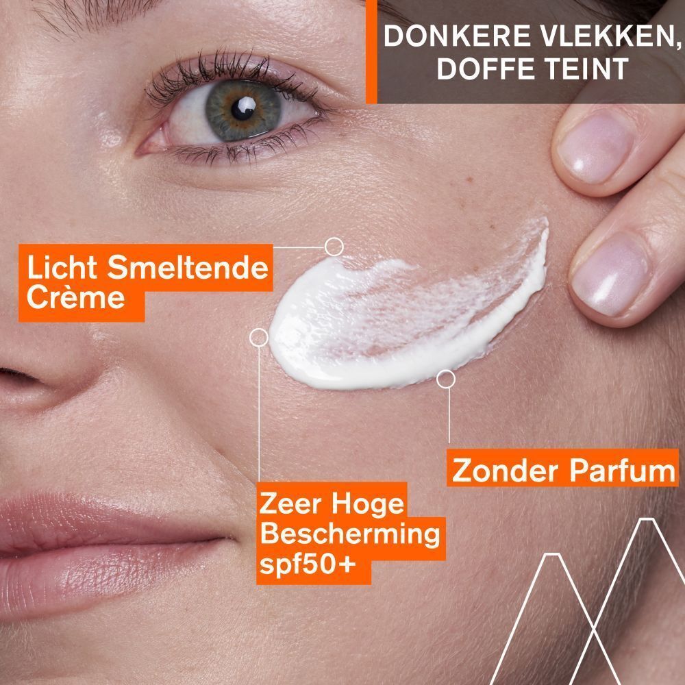 Gezicht met crème. Tekst: Zeer hoge bescherming SPF50+, Licht smeltende crème, Zonder parfum.