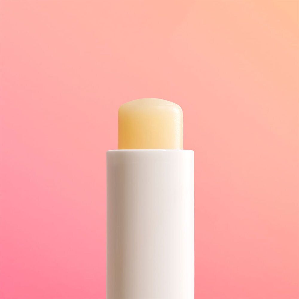 Nahaufnahme des aufgedrehten Melvita Lippenbalsams mit gelbem Balsam.