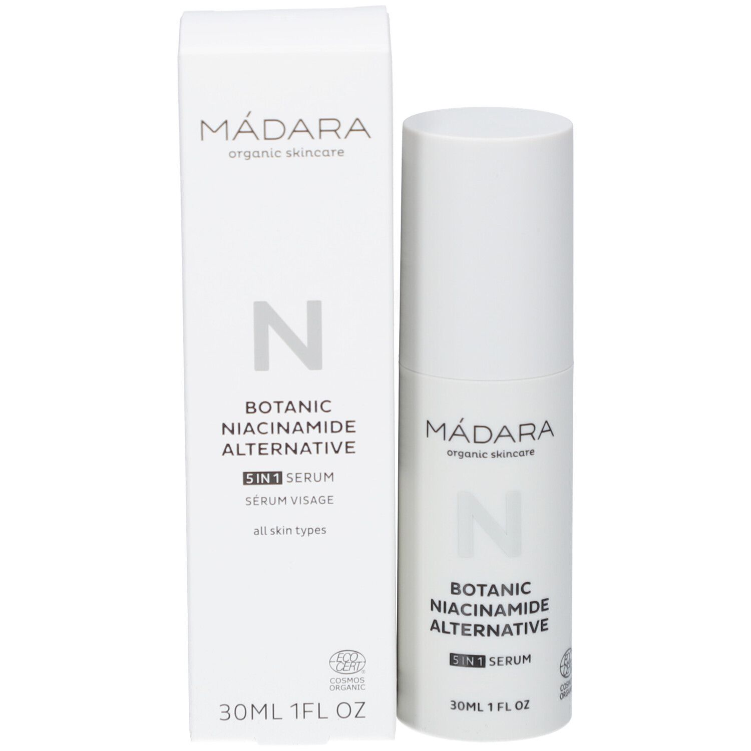 Produktverpackung und Flakon. Verpackung mit Produktaufschrift: MÁDARA, Botanic Niacinamide Alternative 5-in-1 Serum. Zertifizierung.