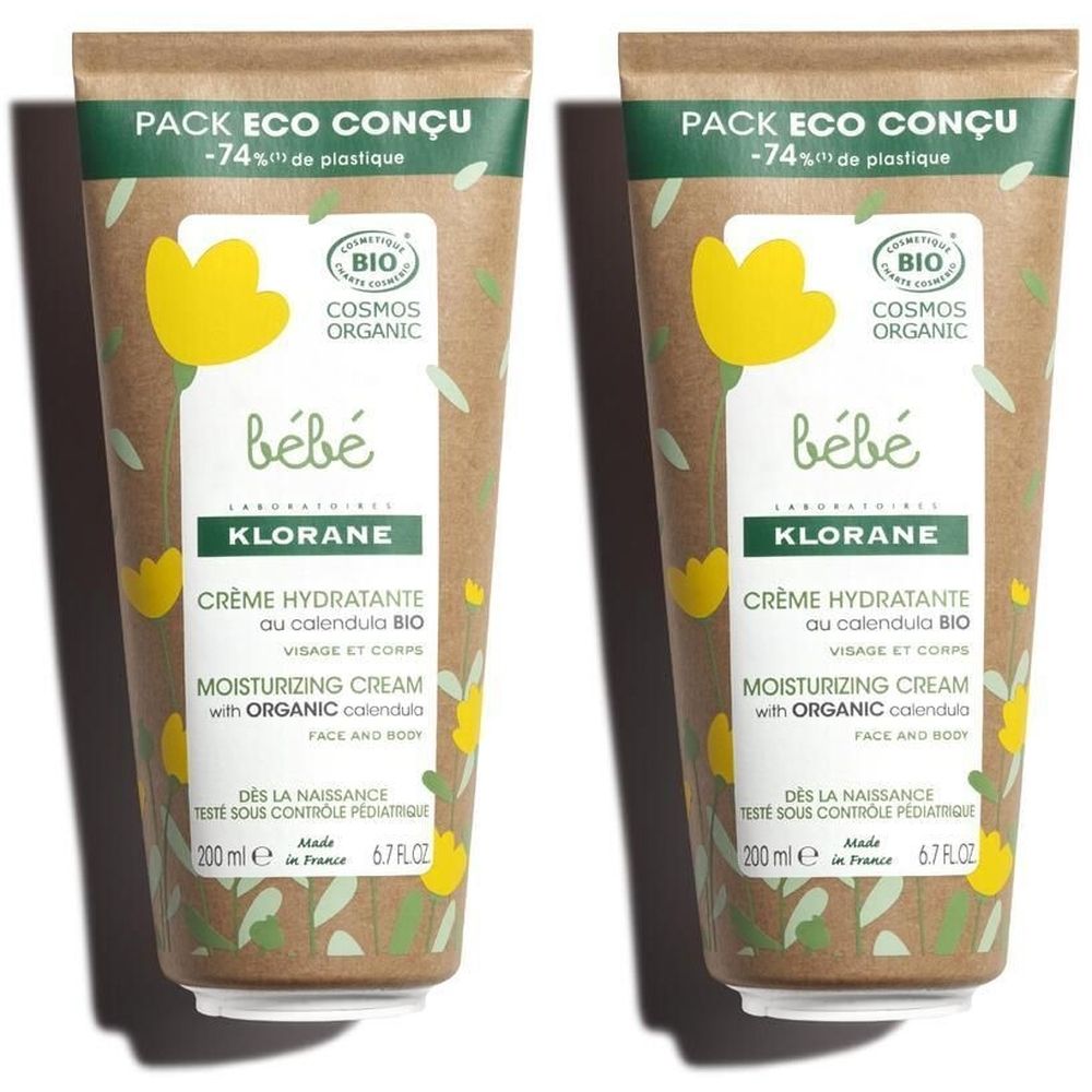 Zwei Tuben KLORANE Bébé Crème hydratante. Aufschrift: Crème hydratante au calendula BIO. Mit COSMOS ORGANIC-Zertifizierung. Verpackung aus recyceltem Material.