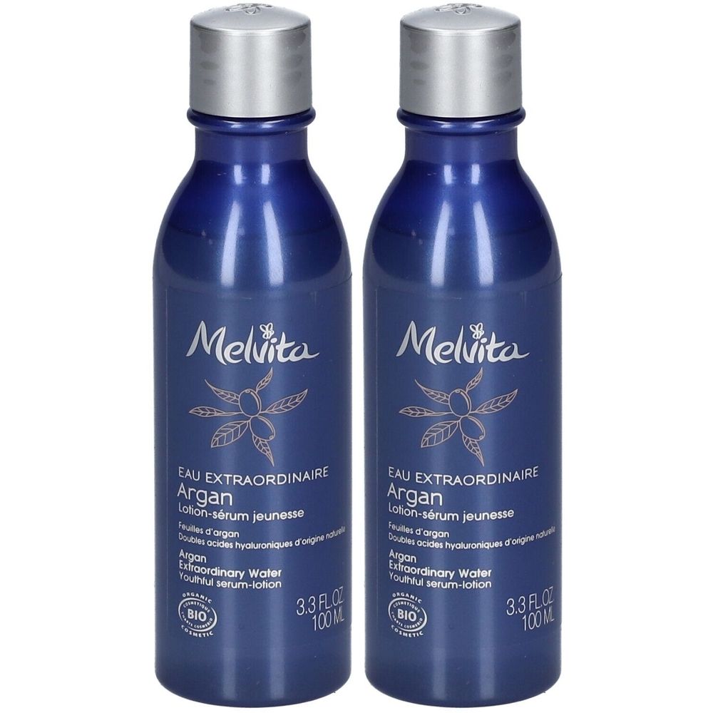 Zwei blaue Flaschen mit silbernen Deckeln. Aufschrift: Melvita, Eau Extraordinaire Argan, Lotion-sérum jeunesse. Bio-Zertifizierung.