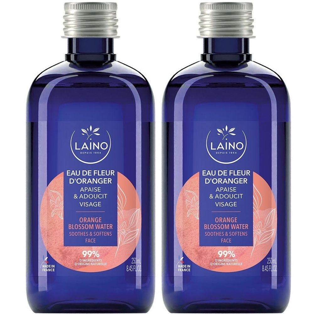 Zwei blaue Flaschen mit silbernen Verschlüssen. Aufschrift: LAINO Eau de Fleur d'Oranger, beruhigt und macht das Gesicht weich. 99% Inhaltsstoffe natürlichen Ursprungs.
