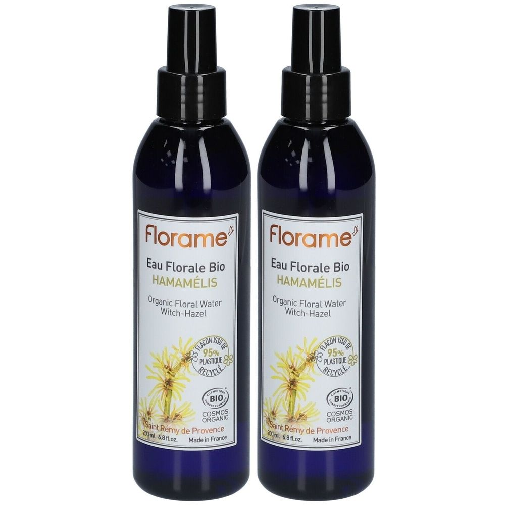 Zwei blaue Sprühflaschen mit schwarzem Sprühkopf. Auf den Etiketten steht "Florame Eau Florale Bio Hamamélis".