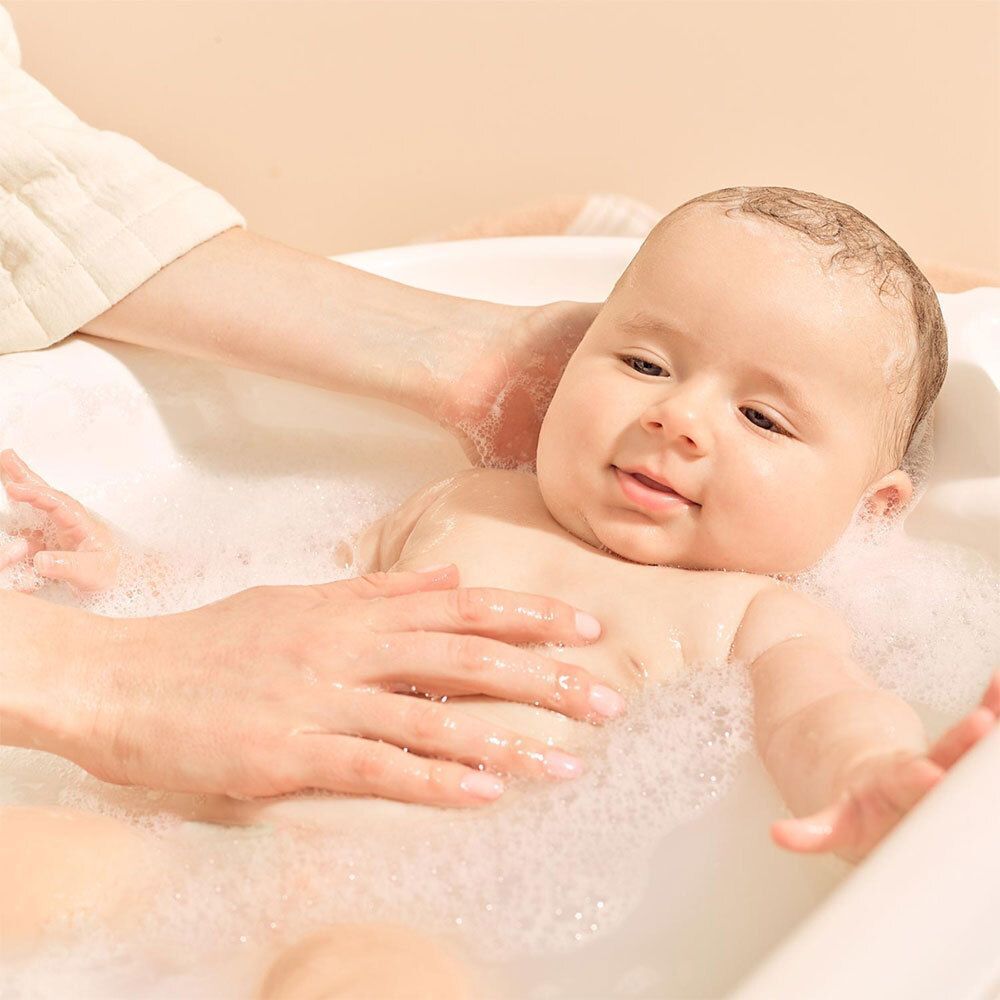 Zwei Flaschen Baby-Waschgel. Eine große und eine kleine Flasche stehen nebeneinander.