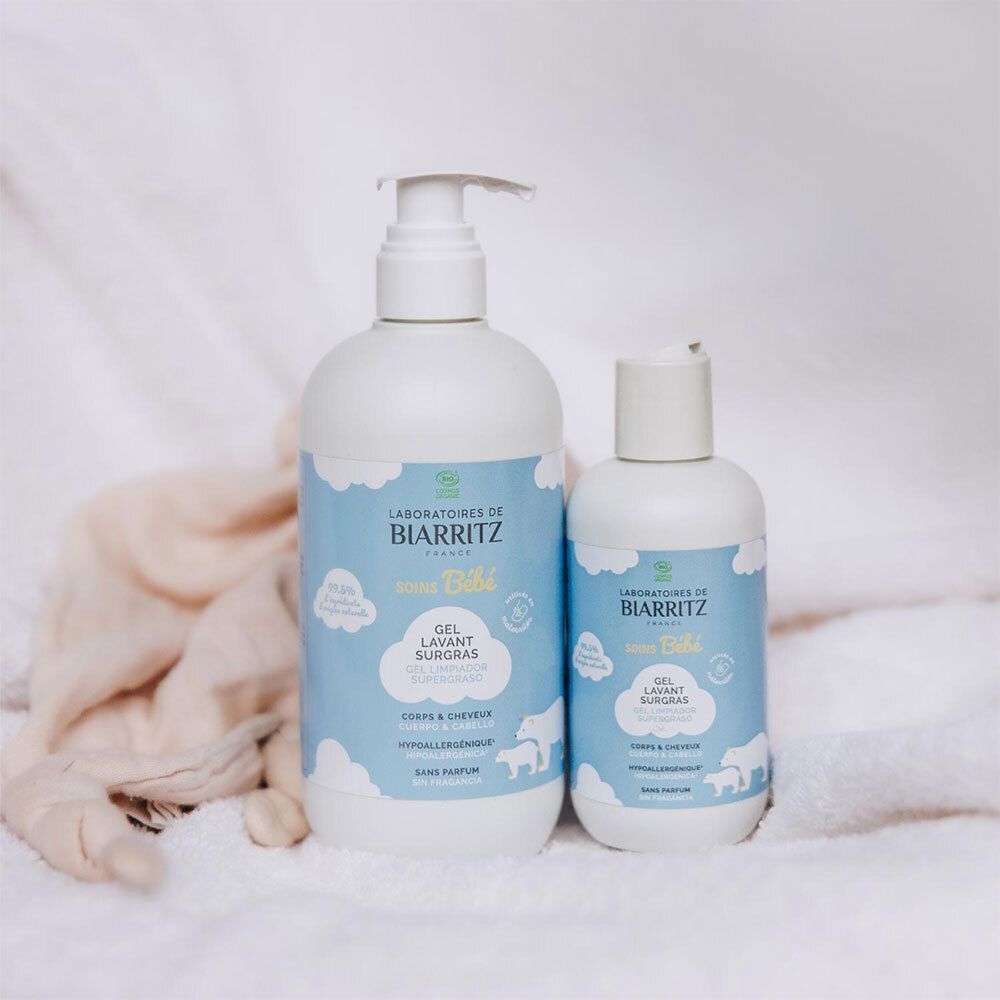 Zwei Flaschen Baby-Waschgel. Weiße Flaschen mit blauem Etikett und Produktinformationen.