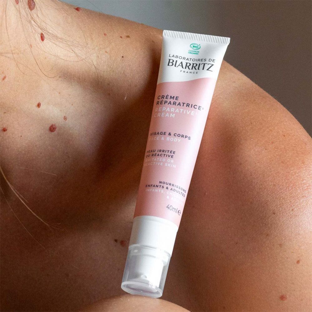 Zwei Tuben Creme nebeneinander. Rosa-weißes Design. Text: Crème Réparatrice, CICA REPA. Aufschrift: Peau irritée, abîmée, réactive.