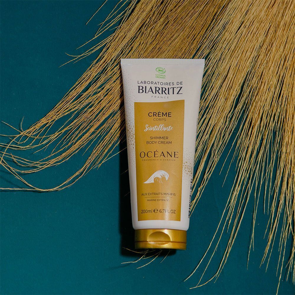 Helle Creme auf einer Handfläche. Schimmernde Textur. Hautfarben. Hintergrund unscharf.