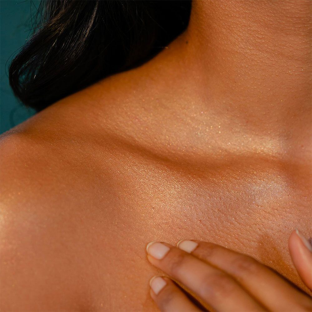 Weiße Tube mit goldener Kappe. Aufschrift: LABORATOIRES DE BIARRITZ, Crème Corps Scintillante, Océane.