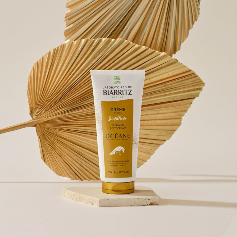 Zwei weiße Tuben mit goldener Kappe. Aufschrift: LABORATOIRES DE BIARRITZ, Crème Corps Scintillante, Océane.