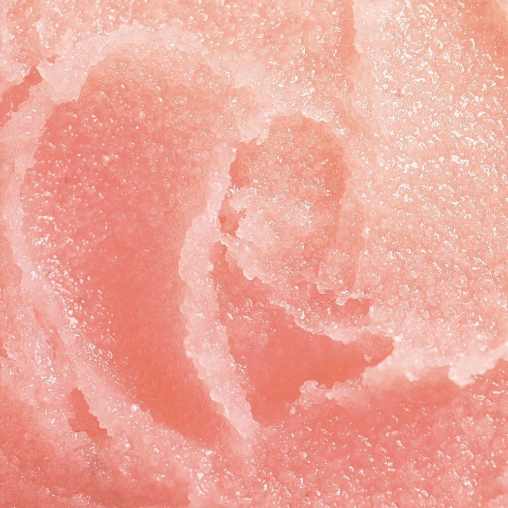 Nahaufnahme von rosa Peeling-Salz. Grobkörnige Textur mit Wirbelmuster. Produkt für die Hautpflege.