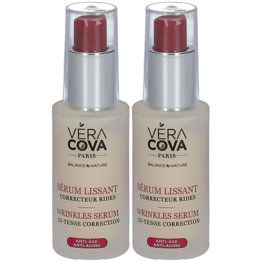 Zwei Flaschen mit Serum. Aufschrift: VERA COVA PARIS, Sérum Lissant Correcteur Rides, Wrinkles Serum In-Tense Correction. Anti-Aging.