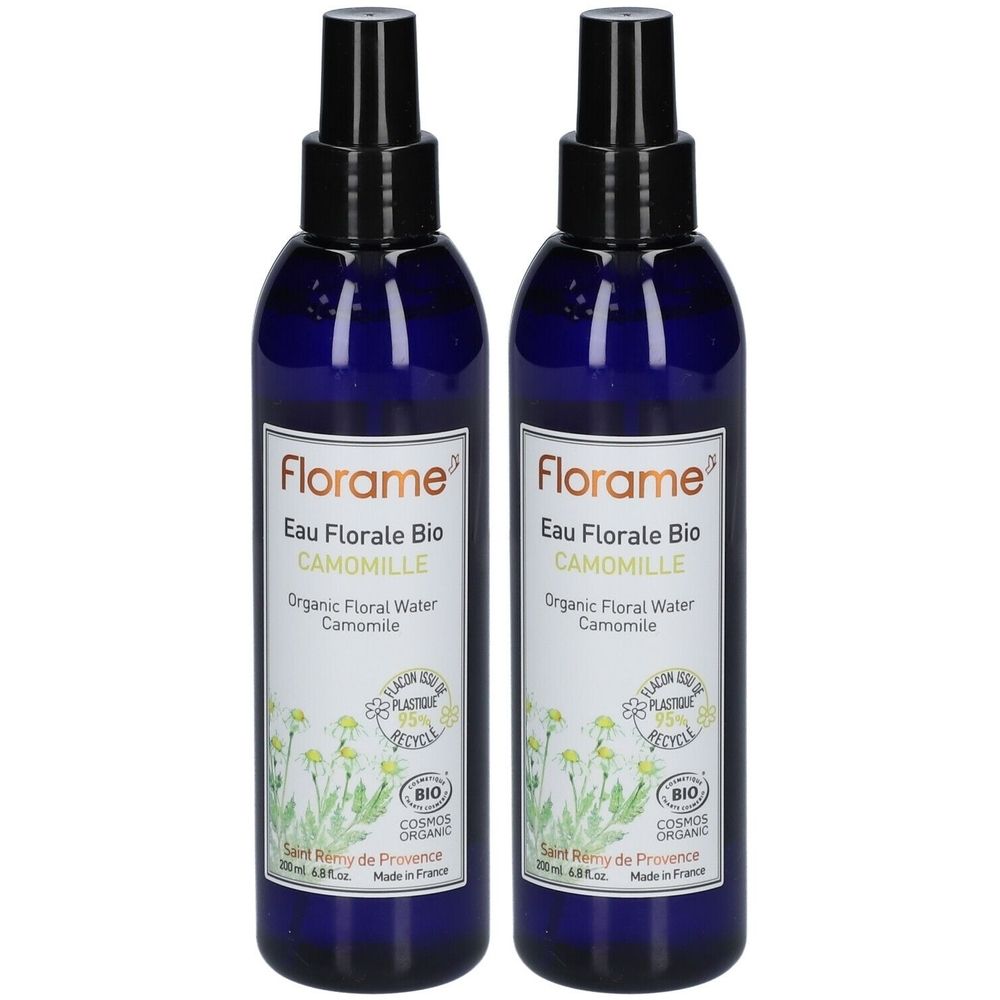 Zwei blaue Sprühflaschen mit schwarzem Sprühkopf. Auf den Etiketten steht "Florame Eau Florale Bio Camomille". Bio-Zertifizierung.