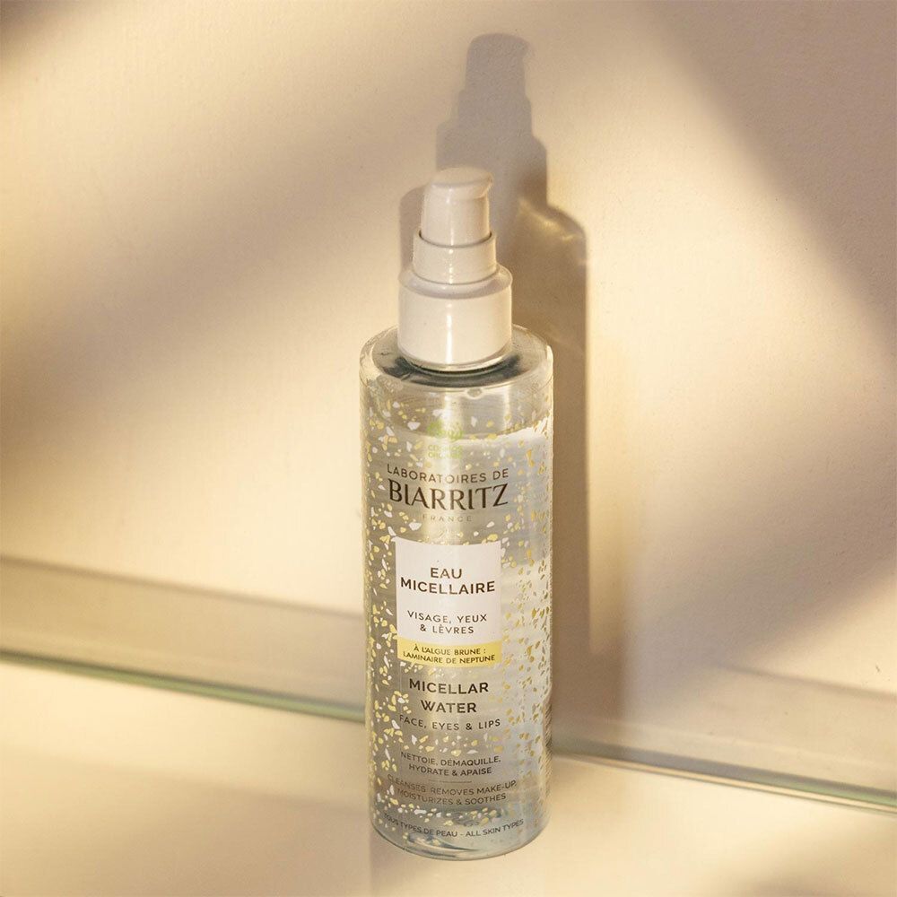 Eine transparente Flasche mit Sprühkopf. Auf dem Etikett steht "Laboratoires de Biarritz Eau Micellaire".