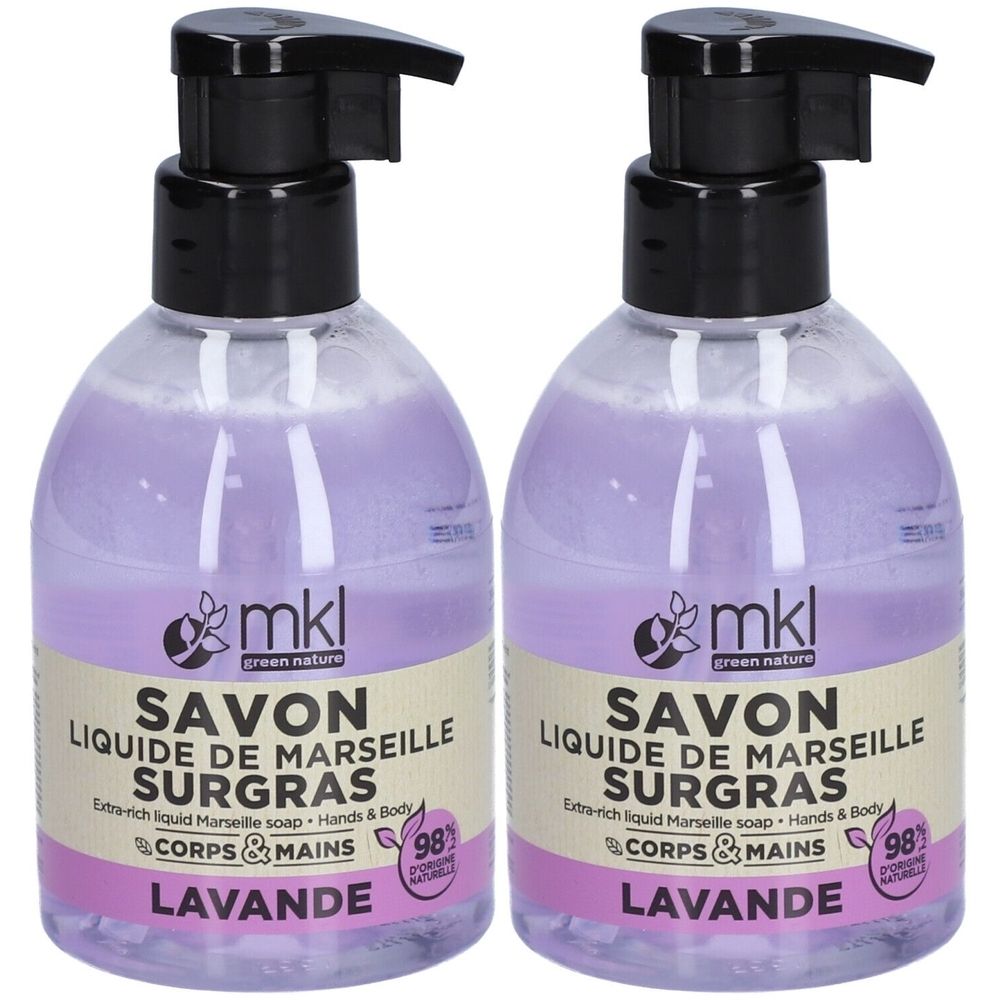 Zwei Flaschen Flüssigseife mit schwarzem Spender. Aufschrift: Savon Liquide de Marseille, Lavande. 98% natürlichen Ursprungs.