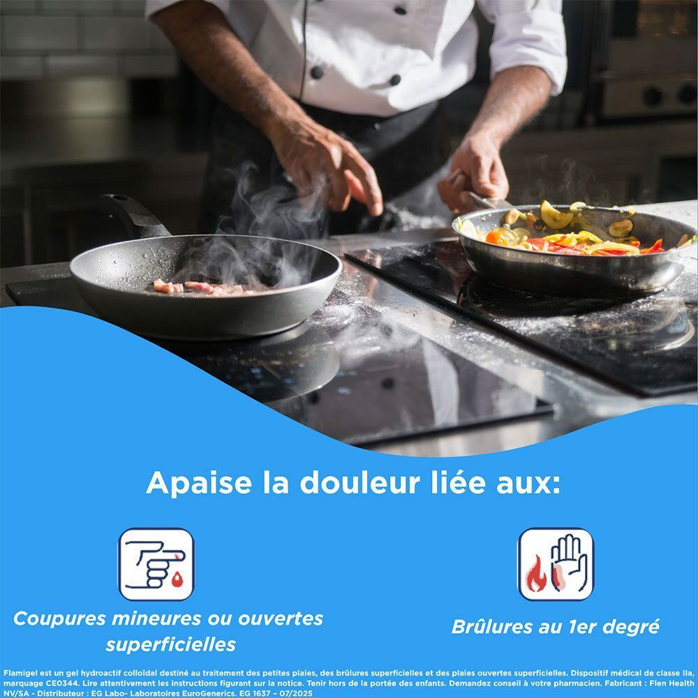 Scène de cuisine avec deux poêles sur une cuisinière, l'une avec de la viande, l'autre avec des légumes. De la fumée s'élève.