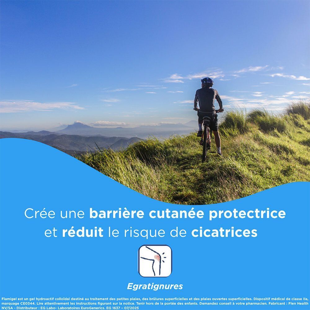 Homme à VTT sur une colline herbeuse avec des montagnes en arrière-plan.