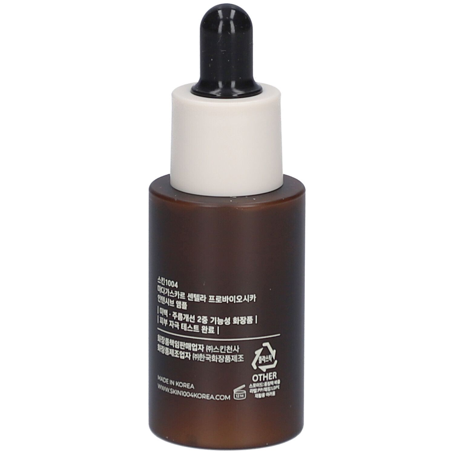 Braune Serumflasche mit weißem Aufsatz und schwarzer Pipette. Rückseite mit Text. SKIN1004.