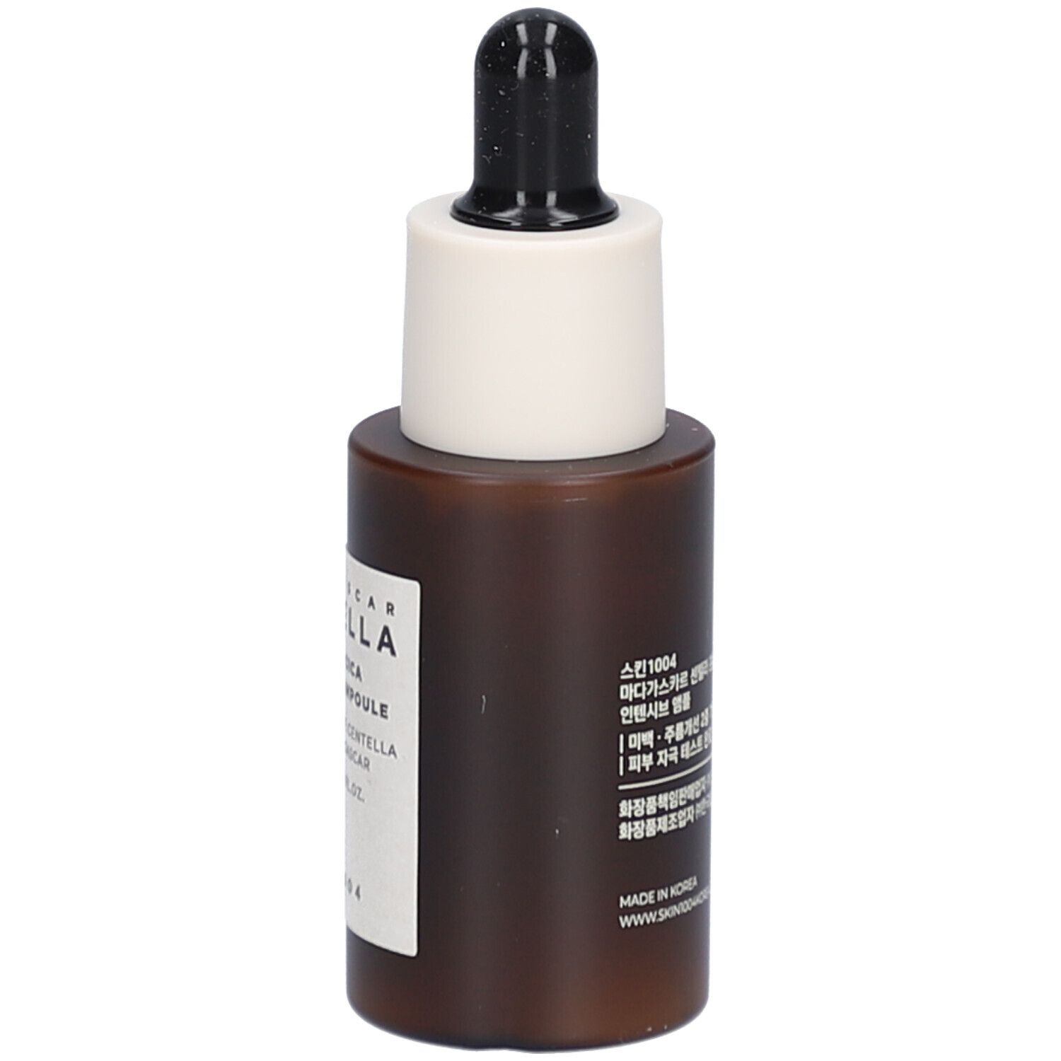 Braune Serumflasche mit weißem Aufsatz und schwarzer Pipette. Etikett mit Text. SKIN1004.