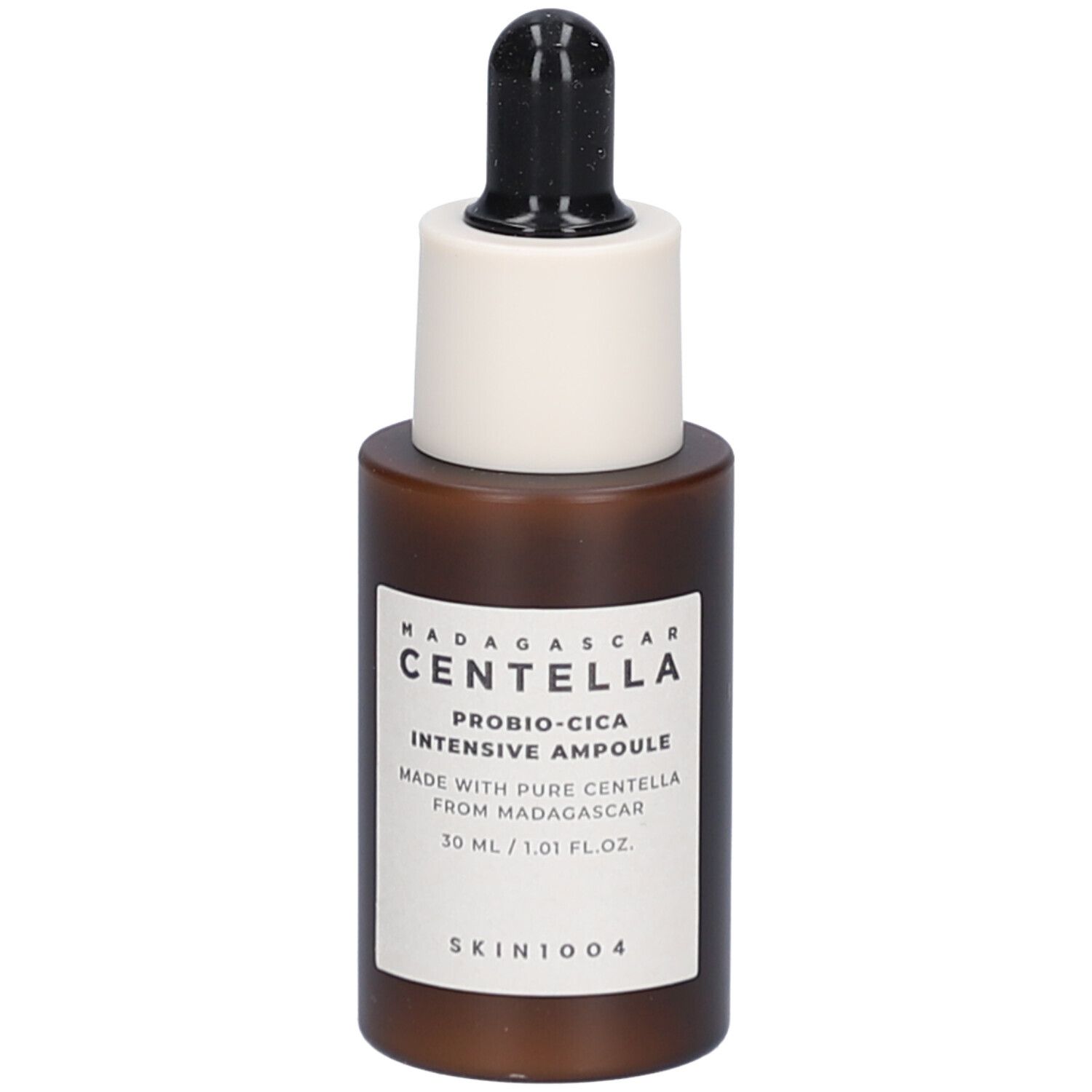 Braune Serumflasche mit weißem Aufsatz und schwarzer Pipette. Etikett mit Text. SKIN1004.