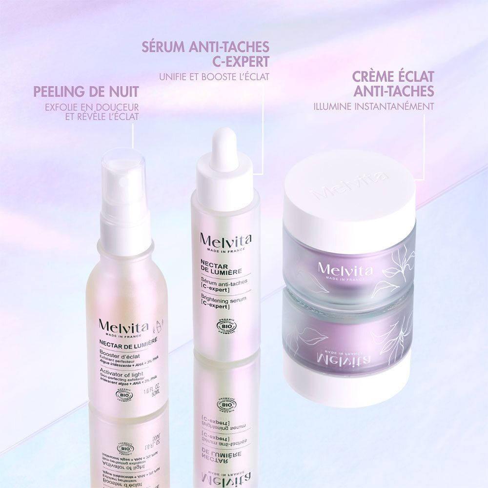 Drei Melvita-Produkte: Serum, Creme, Peeling. Text: Sérum anti-taches, Crème éclat anti-taches.