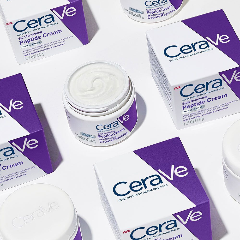 Plusieurs pots et emballages. Inscription : CeraVe Skin Renewing Peptide Cream.
