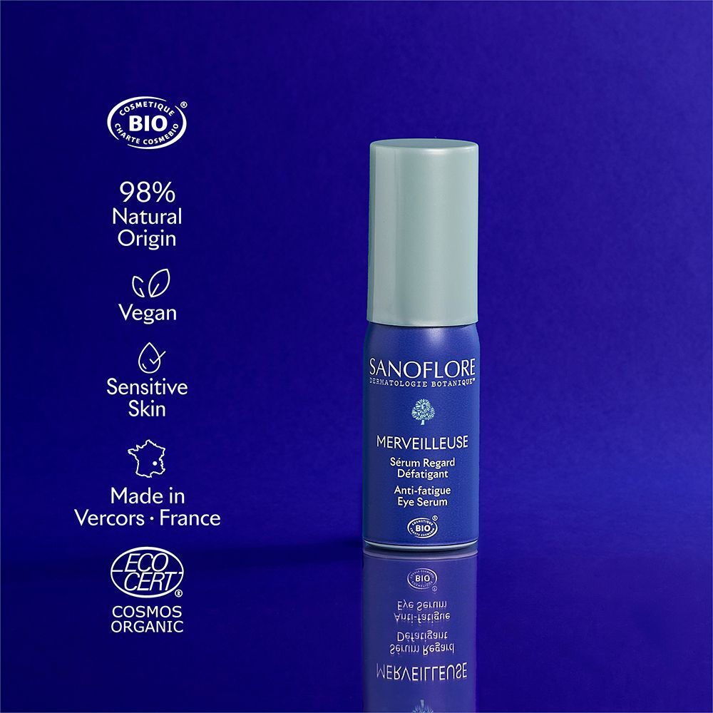 Flacon bleu avec bouchon argenté. Texte: SANOFLORE, MERVEILLEUSE, Sérum Regard Défatigant, Anti-fatigue Eye Serum. Certification BIO. Logos: Vegan, Sensitive Skin, Made in France.