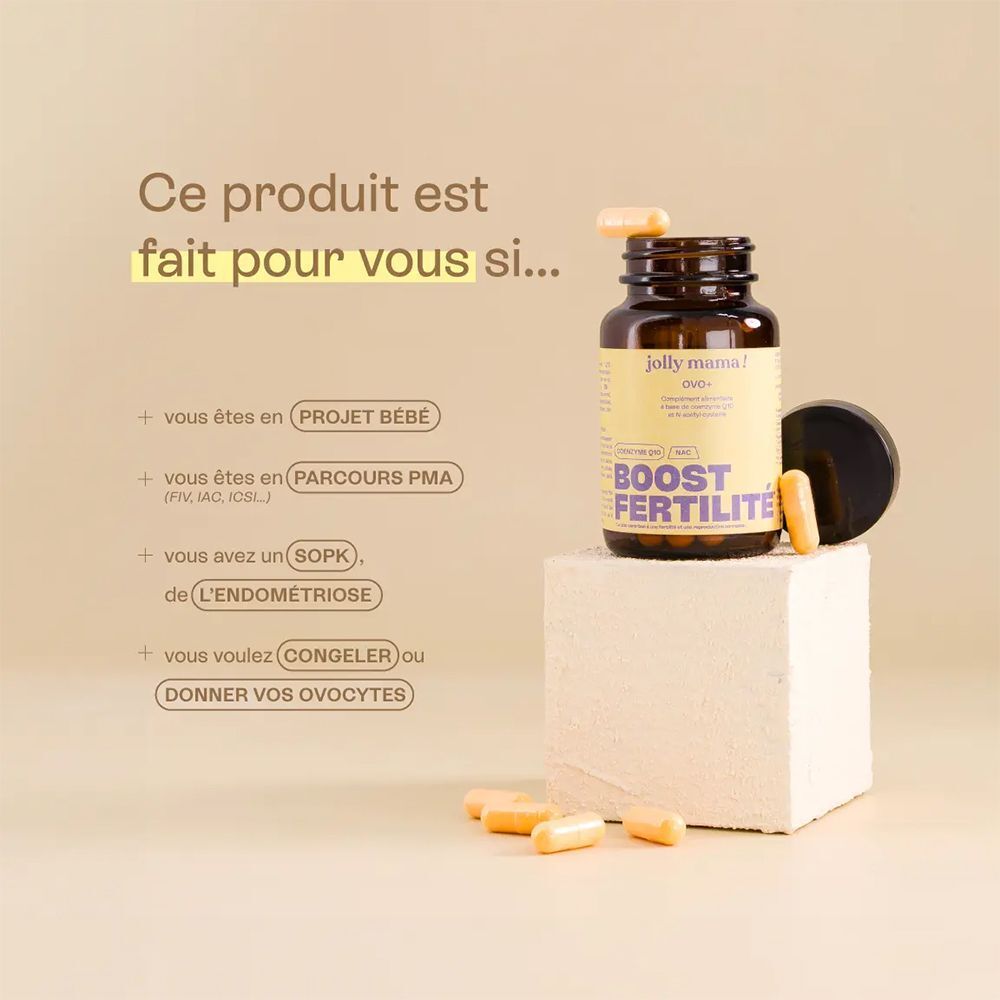 Une bouteille marron avec un couvercle noir est posée sur un cube blanc. Des gélules sont à côté. Texte : "jolly mama! ovo+" et "BOOST FERTILITE".