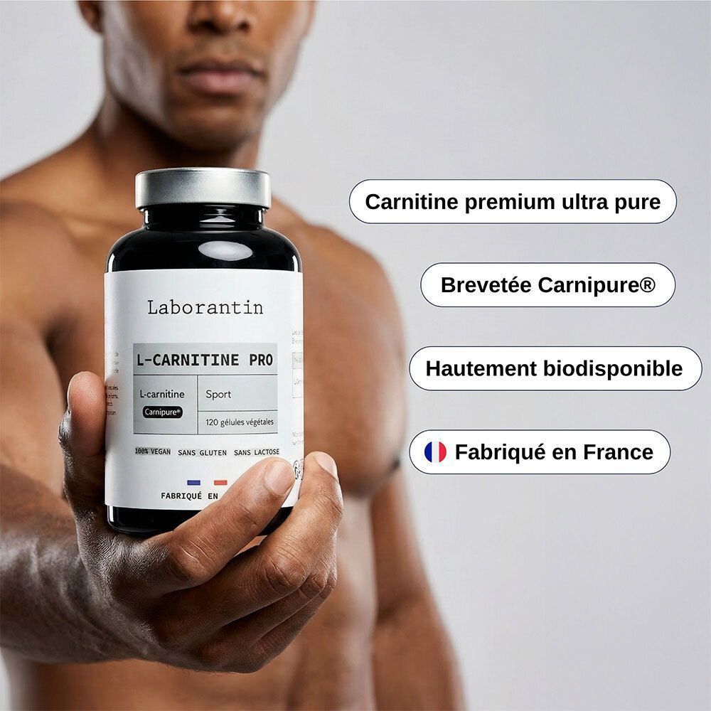 Homme tenant flacon Laborantin L-Carnitine Pro. Texte: Carnitine premium ultra pure, Brevetée Carnipure®, Hautement biodisponible, Fabriqué en France.