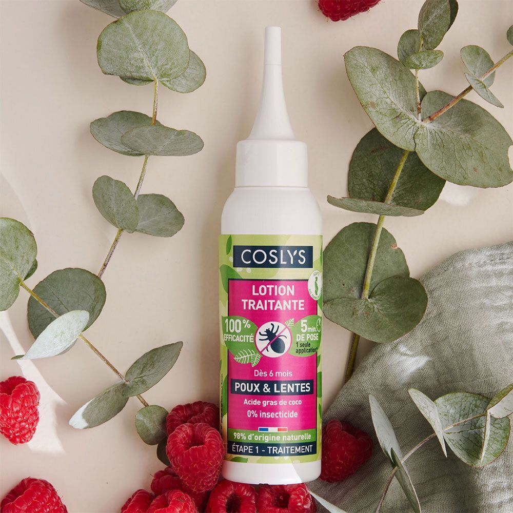 Un flacon blanc avec applicateur, entouré de feuilles et de framboises. Étiquette verte et rose avec texte. Inscription: COSLYS LOTION TRAITANTE.