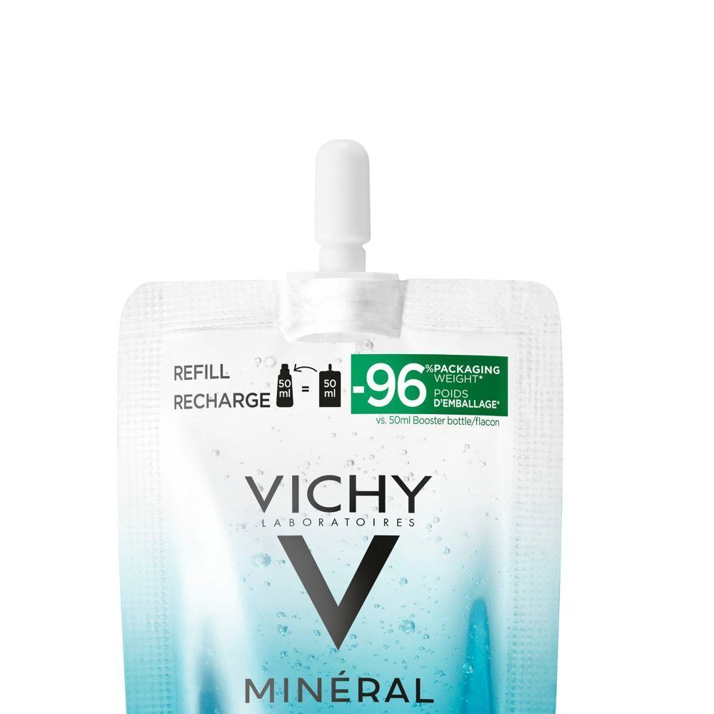 Gros plan d'une recharge VICHY MINERAL89. Embout blanc, emballage transparent avec dégradé bleu. Inscriptions : VICHY, MINERAL 89.