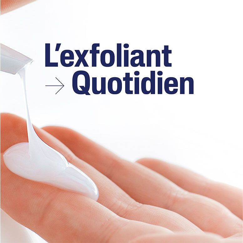 Lotion blanche versée d'un distributeur sur une paume. Texte : L'exfoliant Quotidien.