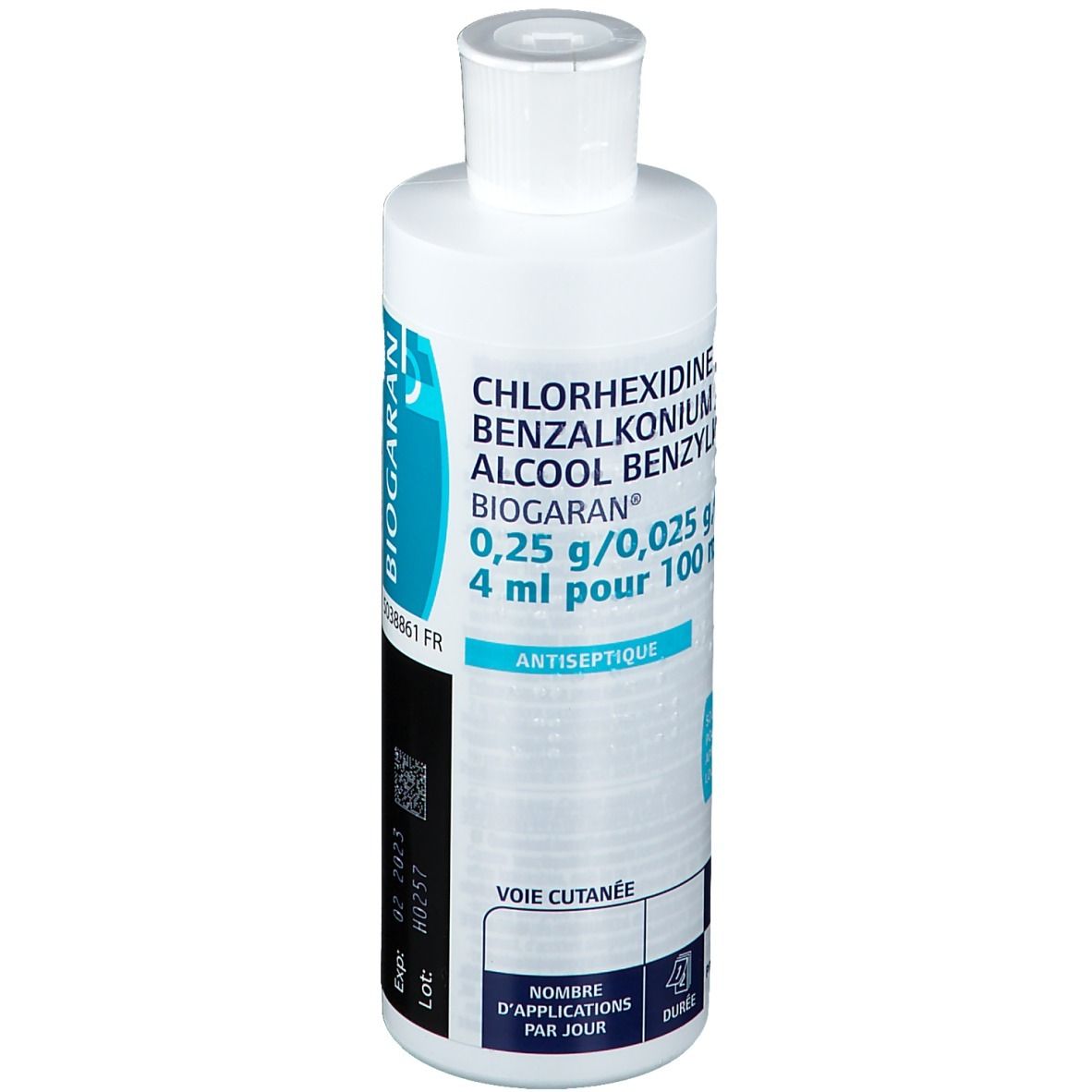 Flacon blanc avec bouchon. Inscription: CHLORHEXIDINE/BENZALKONIUM/ALCOOL BENZYLIQUE, BIOGARAN®, 0,25 g/0,025 g/4 ml pour 100 ml. Étiquette.