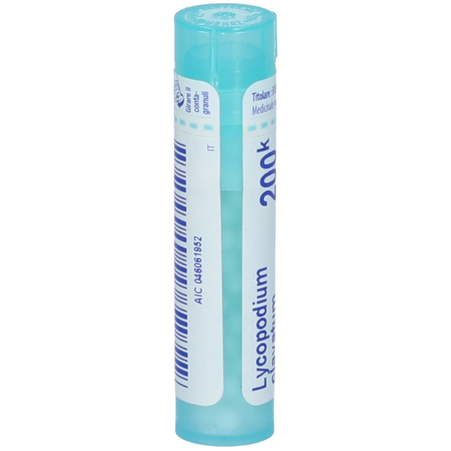 Confezione cilindrica con tappo blu. Scritta: Lycopodium clavatum 200k, Boiron. Granuli. Con codice a barre.