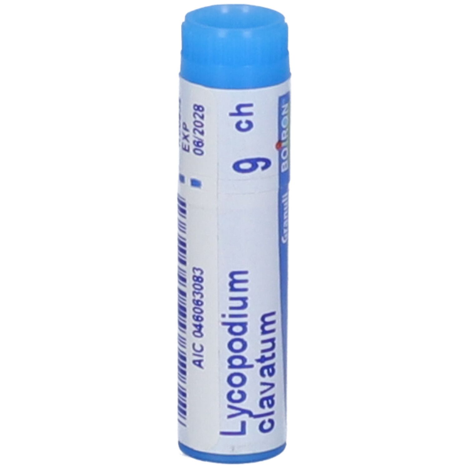 Confezione cilindrica con tappo blu. Scritta: Lycopodium clavatum, 9 ch, BOIRON, EXP 06/2028, AIC 046063083.