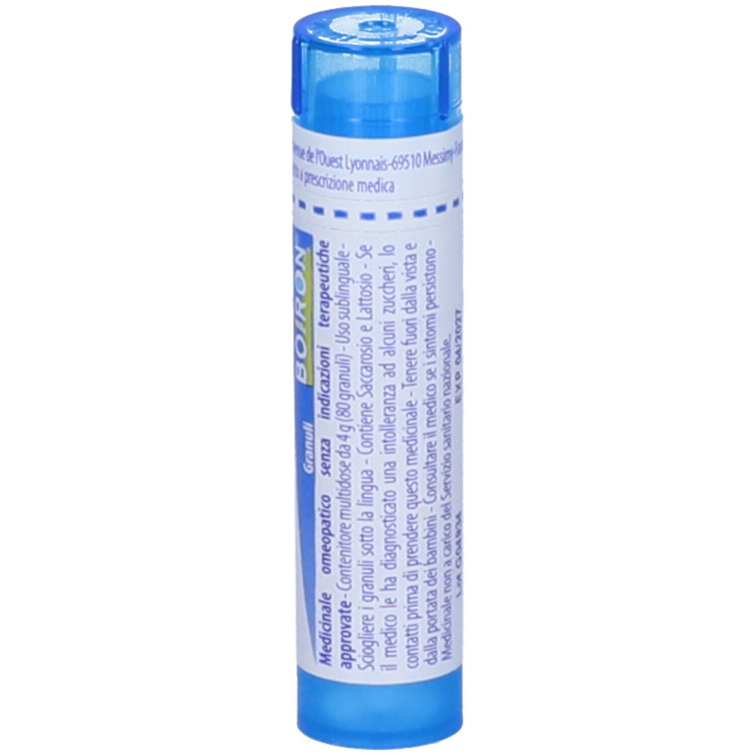Tubo blu con etichetta bianca. Scritta: Actaea racemosa 9 ch, BOIRON. Granuli. Tappo blu.