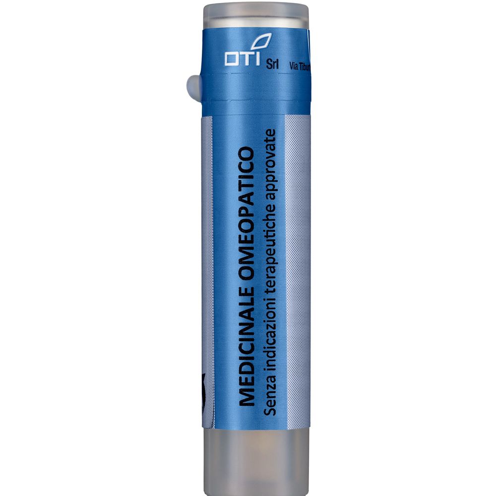 Confezione cilindrica blu con coperchio bianco. Scritta: Medicinale omeopatico, senza indicazioni terapeutiche approvate.