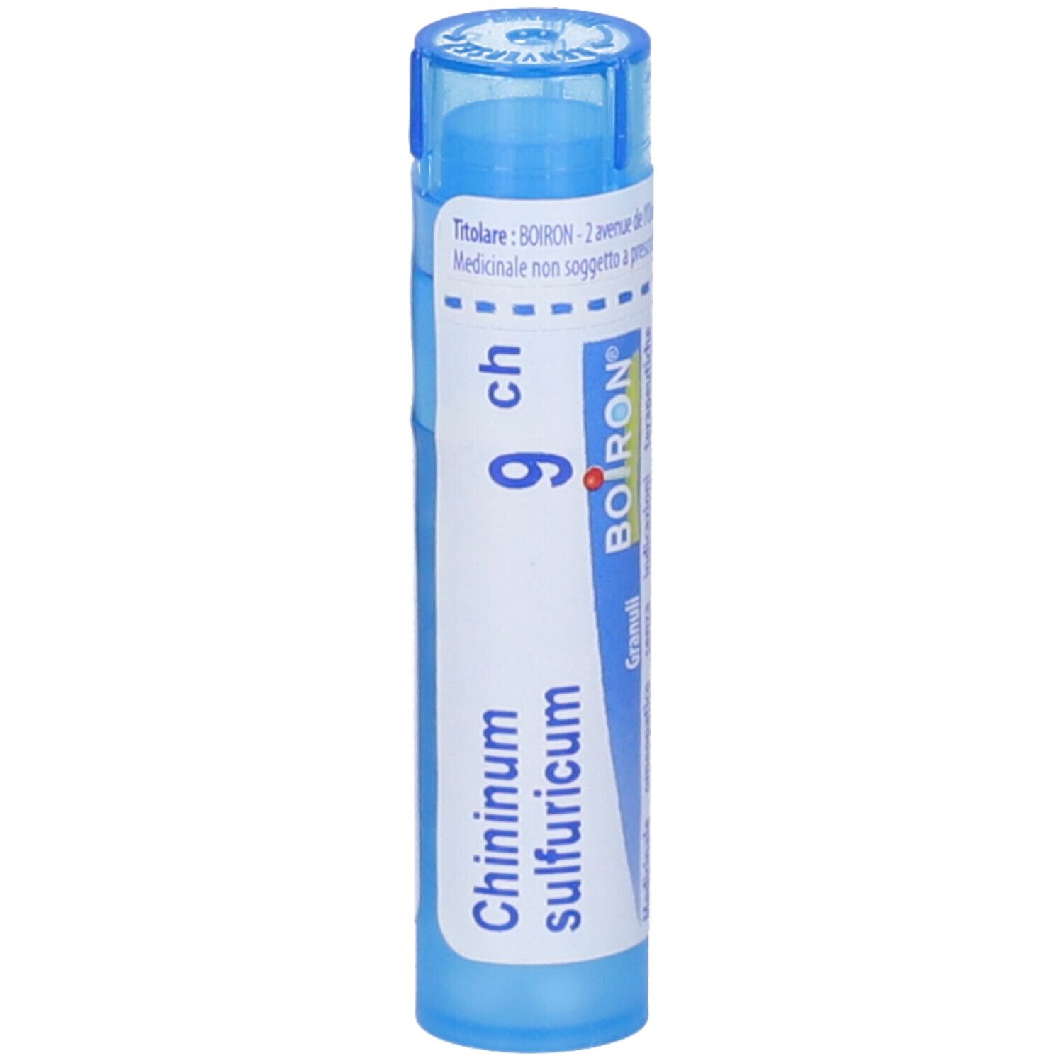 Tubo blu con etichetta bianca. Scritta: Chininum sulfuricum 9 ch, BOIRON. Tappo blu. Orientamento verticale.