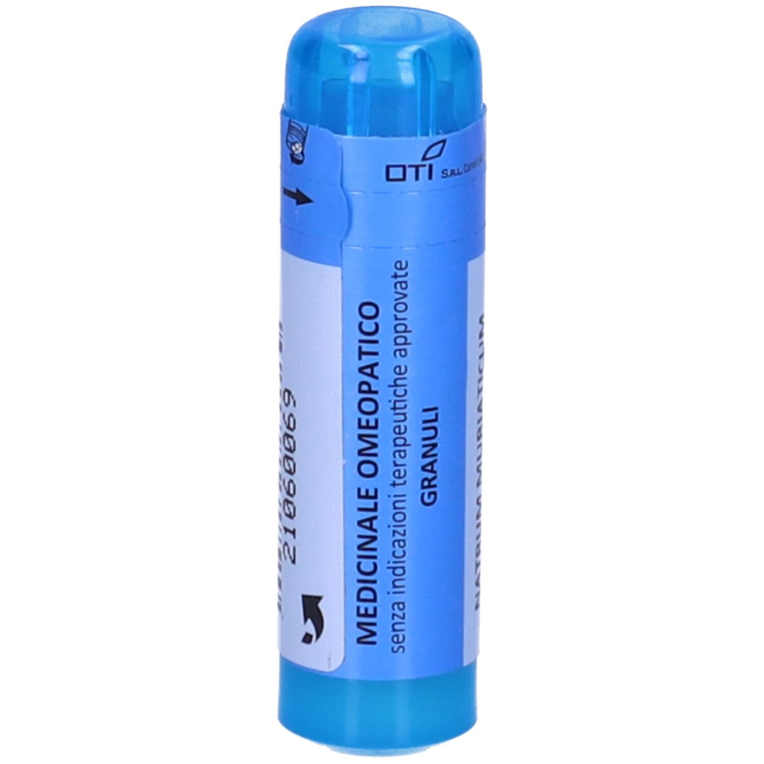 Confezione cilindrica blu e bianca con informazioni sul prodotto. Scritta: MEDICINALE OMEOPATICO Granuli. Logo OTI. Numero di lotto.