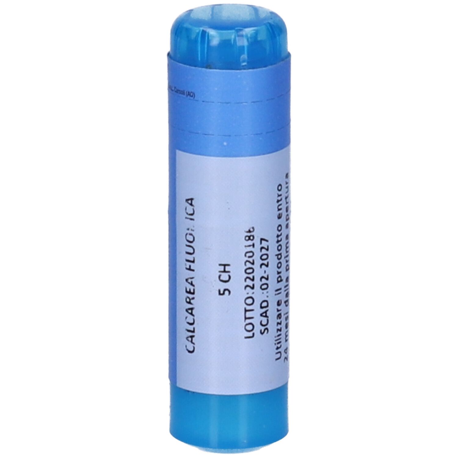 Contenitore cilindrico blu con etichetta bianca. Testo: Calcarea Fluorica 5 CH, LOTTO e data di scadenza.