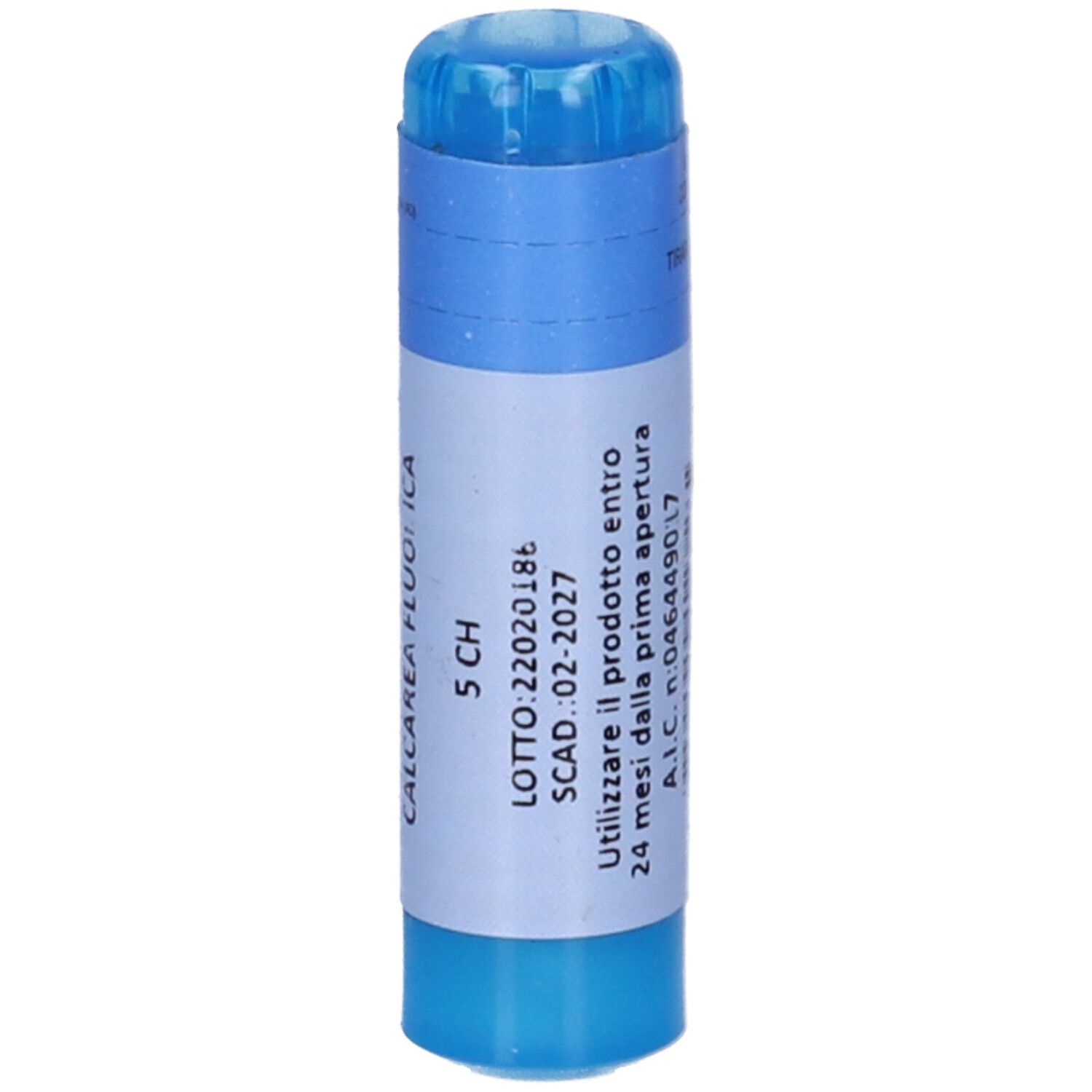 Contenitore cilindrico blu con etichetta bianca. Testo: Calcarea Fluorica 5 CH, LOTTO e data di scadenza.
