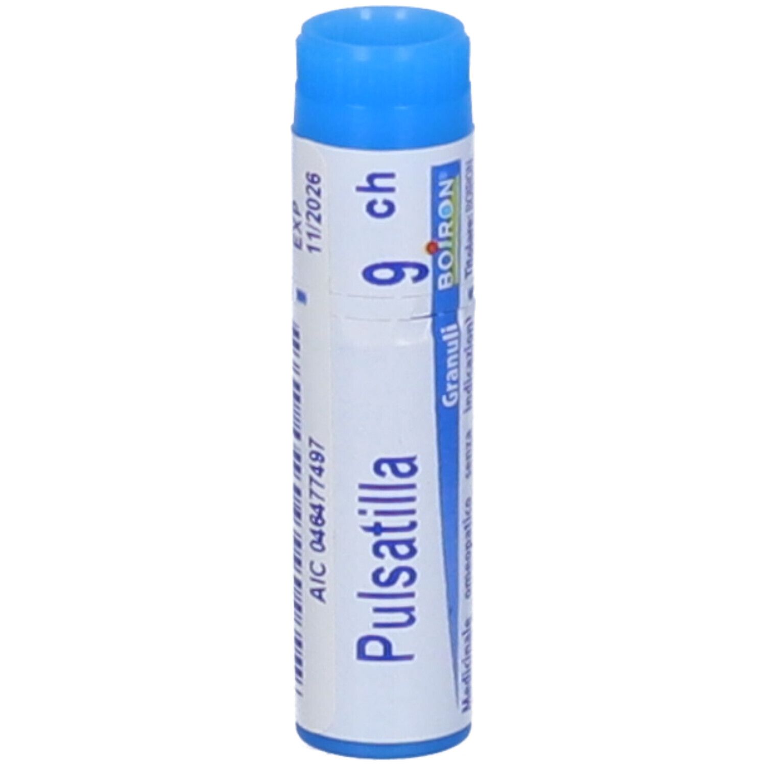 Confezione cilindrica "Pulsatilla 9 ch". Tappo blu. Scritte: "EXP 11/2026", "AIC 046477497". Logo "BOIRON".
