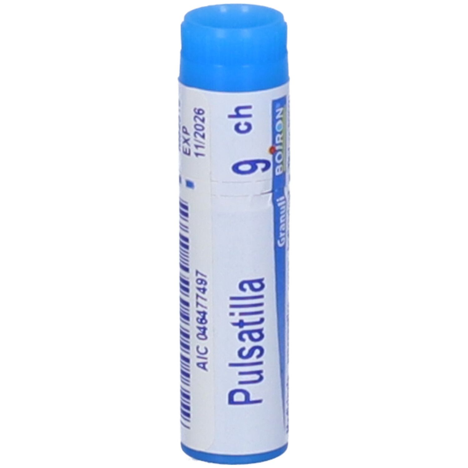 Confezione cilindrica "Pulsatilla 9 ch". Tappo blu. Scritte: "EXP 11/2026", "AIC 046477497".