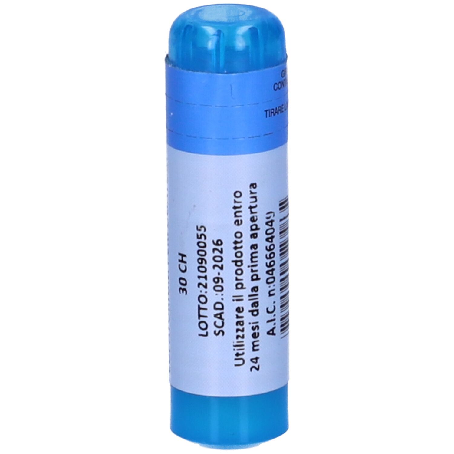Contenitore cilindrico blu con etichetta bianca. Scritte: 30 CH, LOTTO:21090055, SCAD.:09-2026, A.I.C. n:046664049.