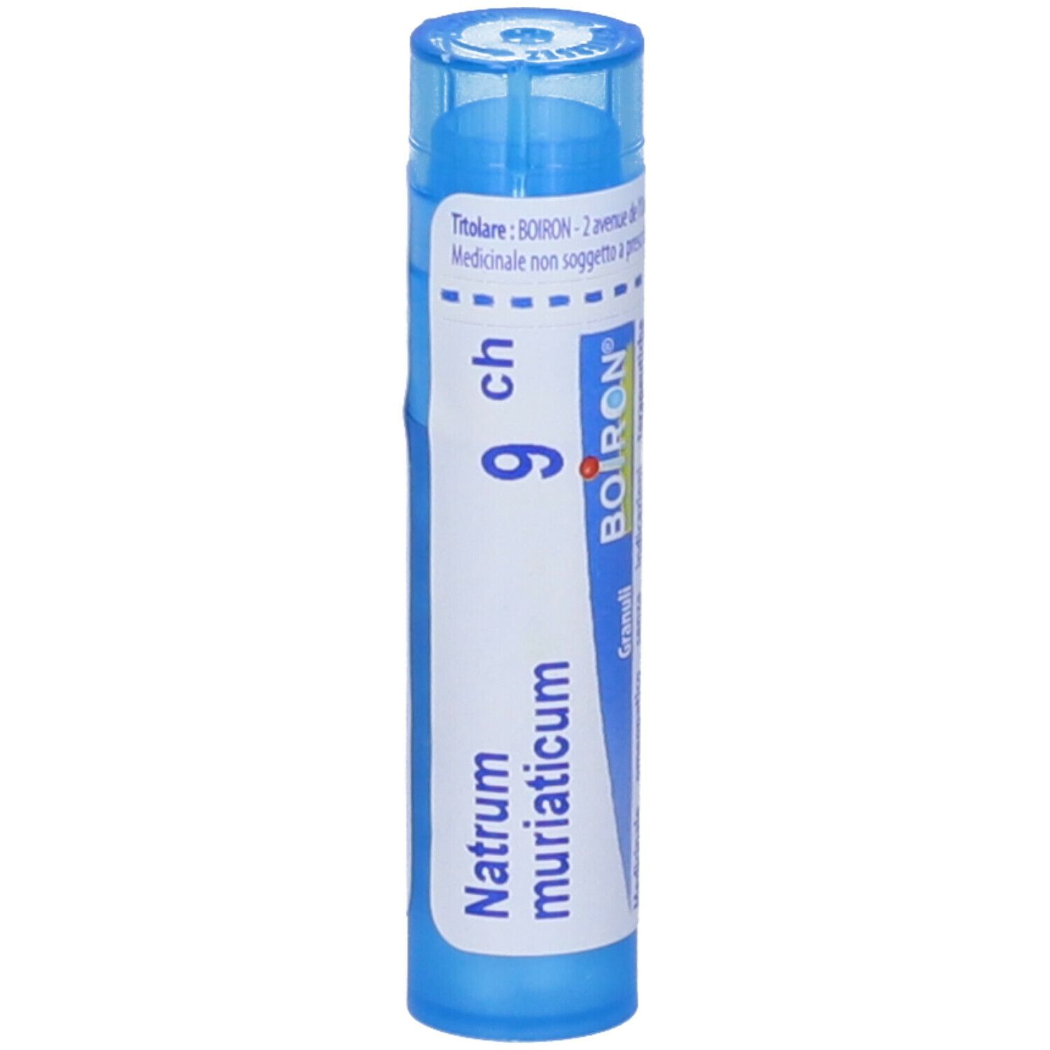 Tubo blu con BOIRON® Natrum muriaticum 9 ch Granuli. Scritta: Natrum muriaticum, 9 ch, BOIRON® Granuli.