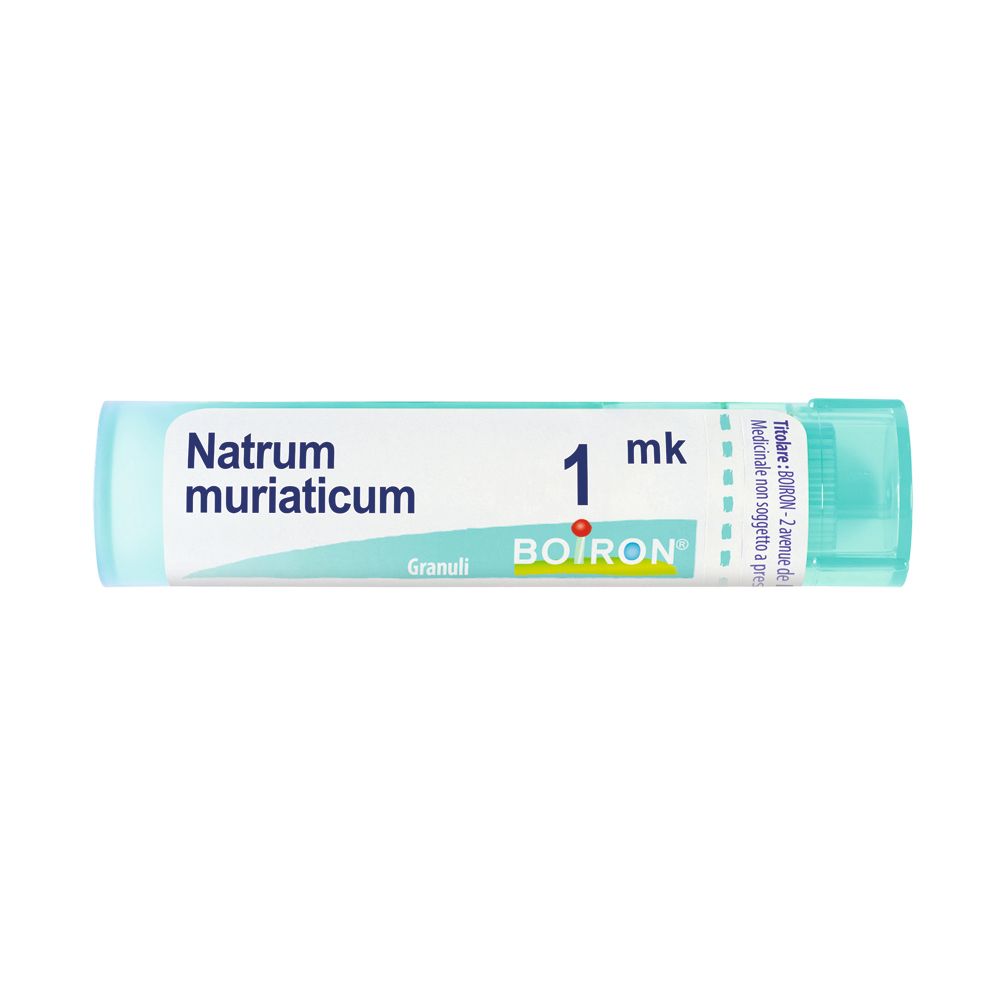 Confezione cilindrica di Natrum muriaticum Granuli. Tappo blu e testo. Marchio BOIRON.