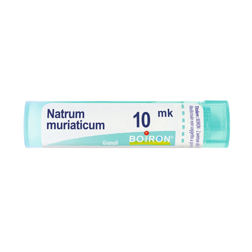 Confezione cilindrica con scritta "Natrum muriaticum 10 mk" e logo BOIRON. Colore bianco e azzurro.