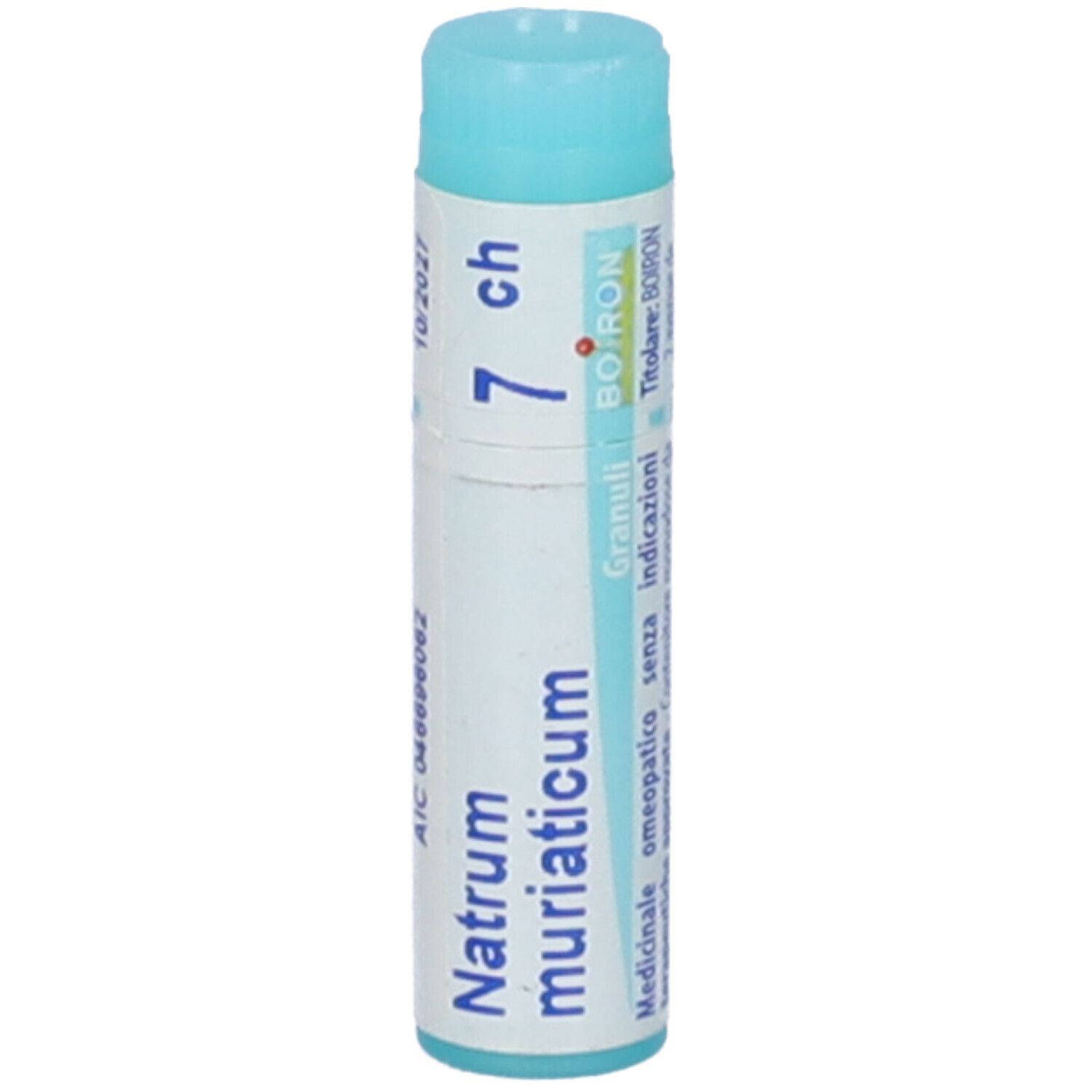 Confezione cilindrica con tappo blu. Scritta: Natrum muriaticum, 7 ch, BOIRON. Scadenza.