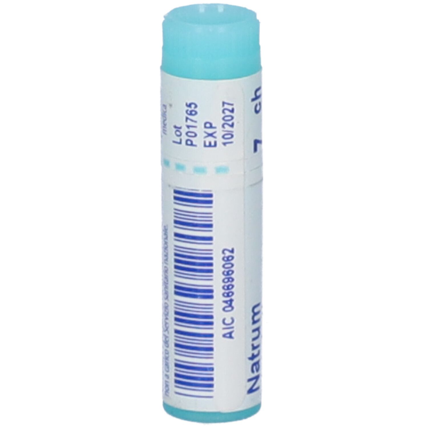 Confezione cilindrica con tappo blu. Codice a barre e scritta: Natrum, 7 ch, BOIRON. Scadenza.