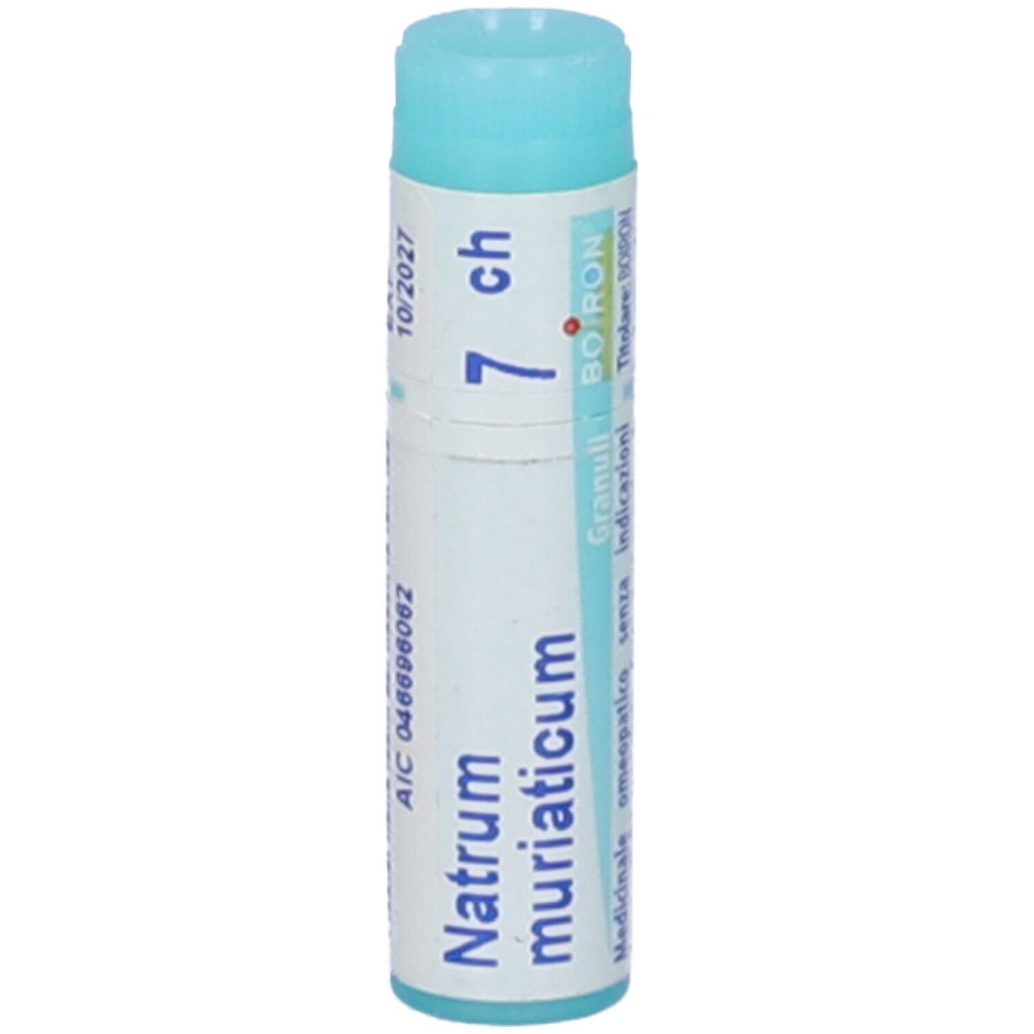 Confezione cilindrica con tappo blu. Scritta: Natrum muriaticum, 7 ch, BOIRON. Scadenza.