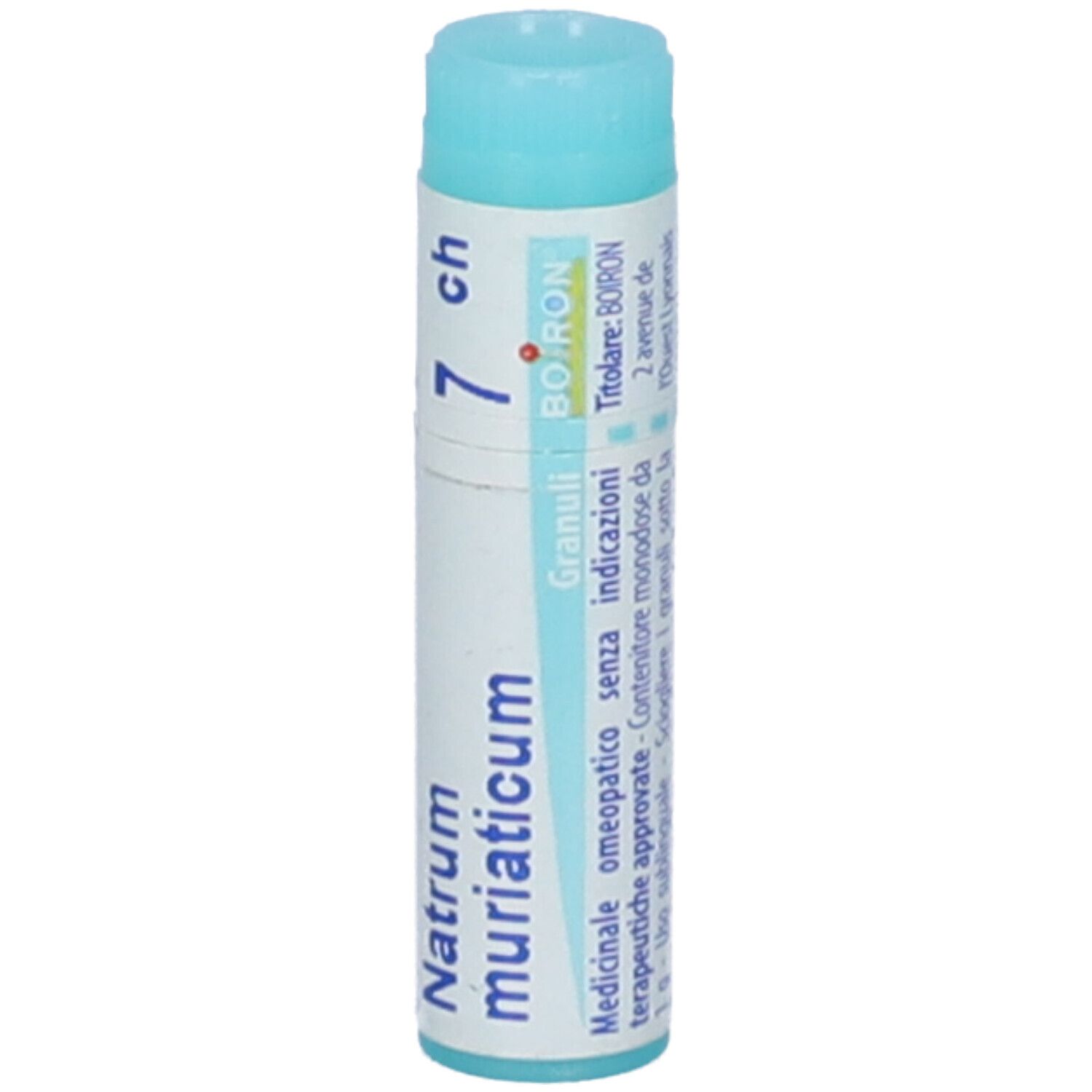 Confezione cilindrica con tappo blu. Scritta: Natrum muriaticum, 7 ch, BOIRON. Indirizzo.